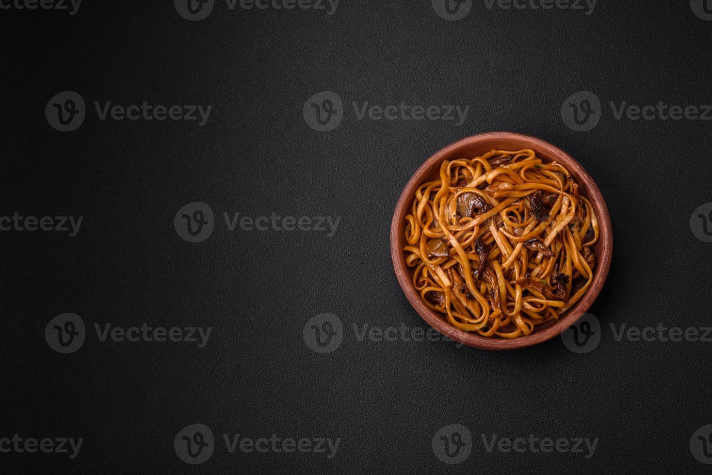 delicioso Macarrão ou udon com cogumelos, sal, especiarias e ervas foto