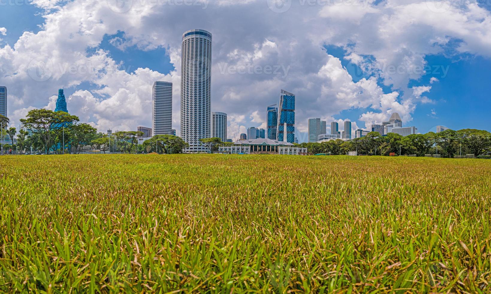 cenário sobre a histórico Padang Esportes instalação dentro Cingapura com a Horizonte dentro a fundo foto