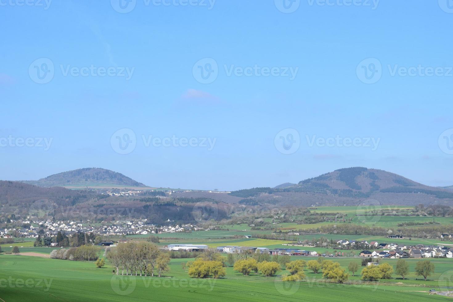 vulcão colinas dentro a eifel durante Primavera foto