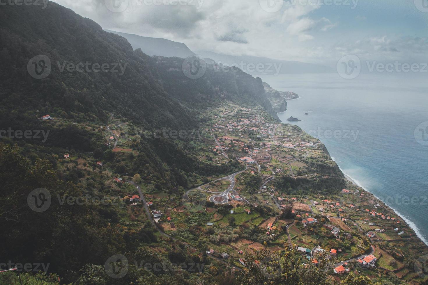 Visão a partir de miradouro da beira da quinta dentro Madeira, Portugal foto