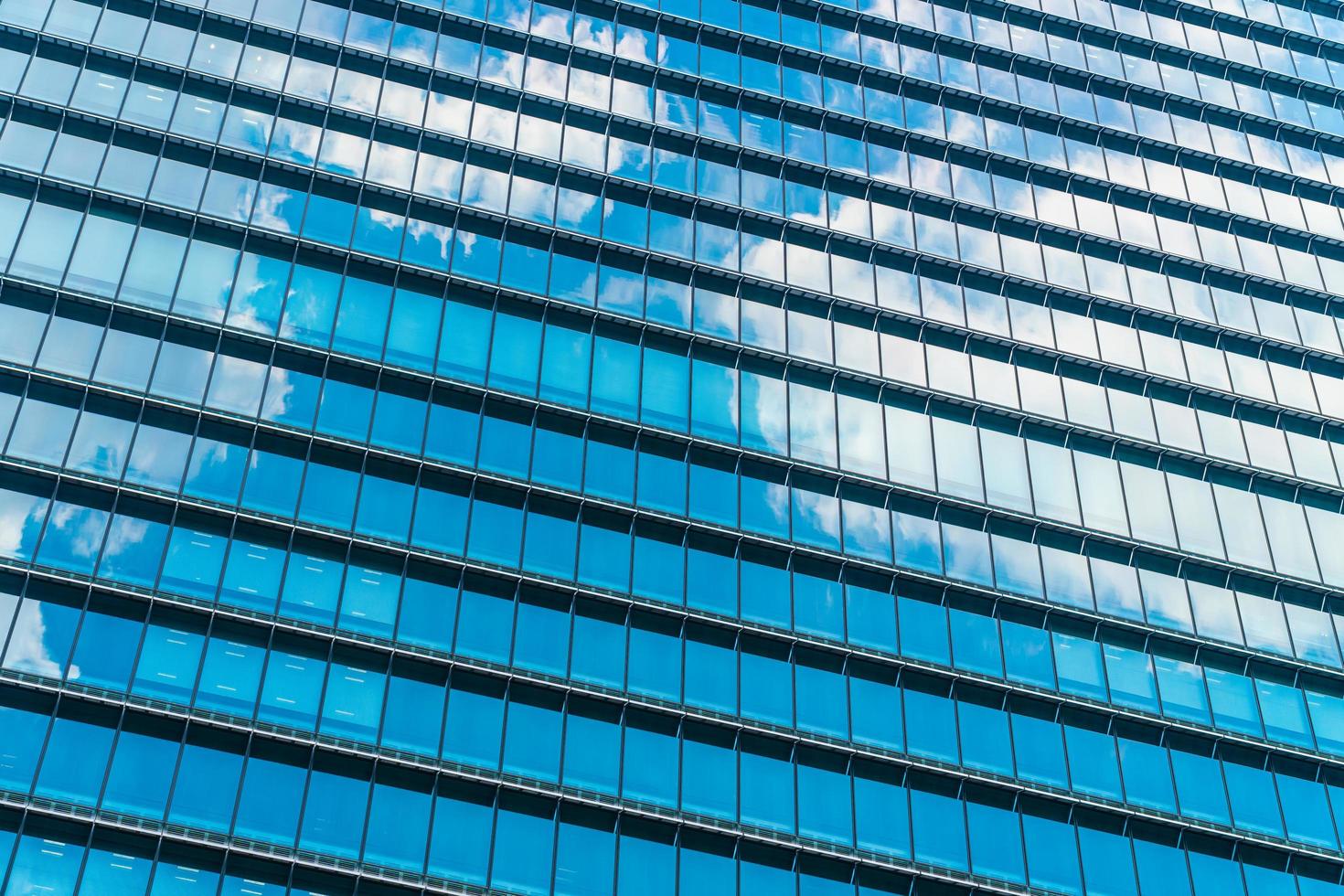 prédio de escritórios com padrão de janela foto