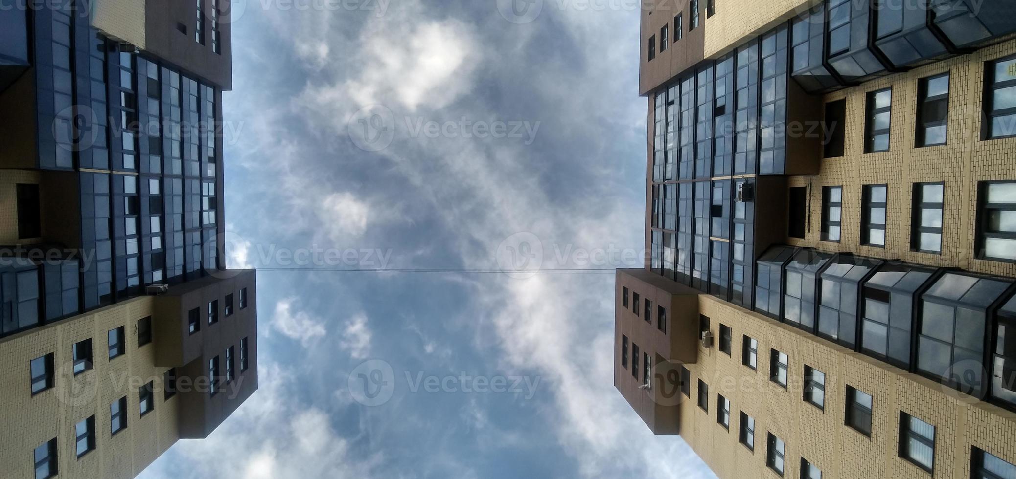 moderno arranha-céus levantando para a céu. nublado azul céu. foto