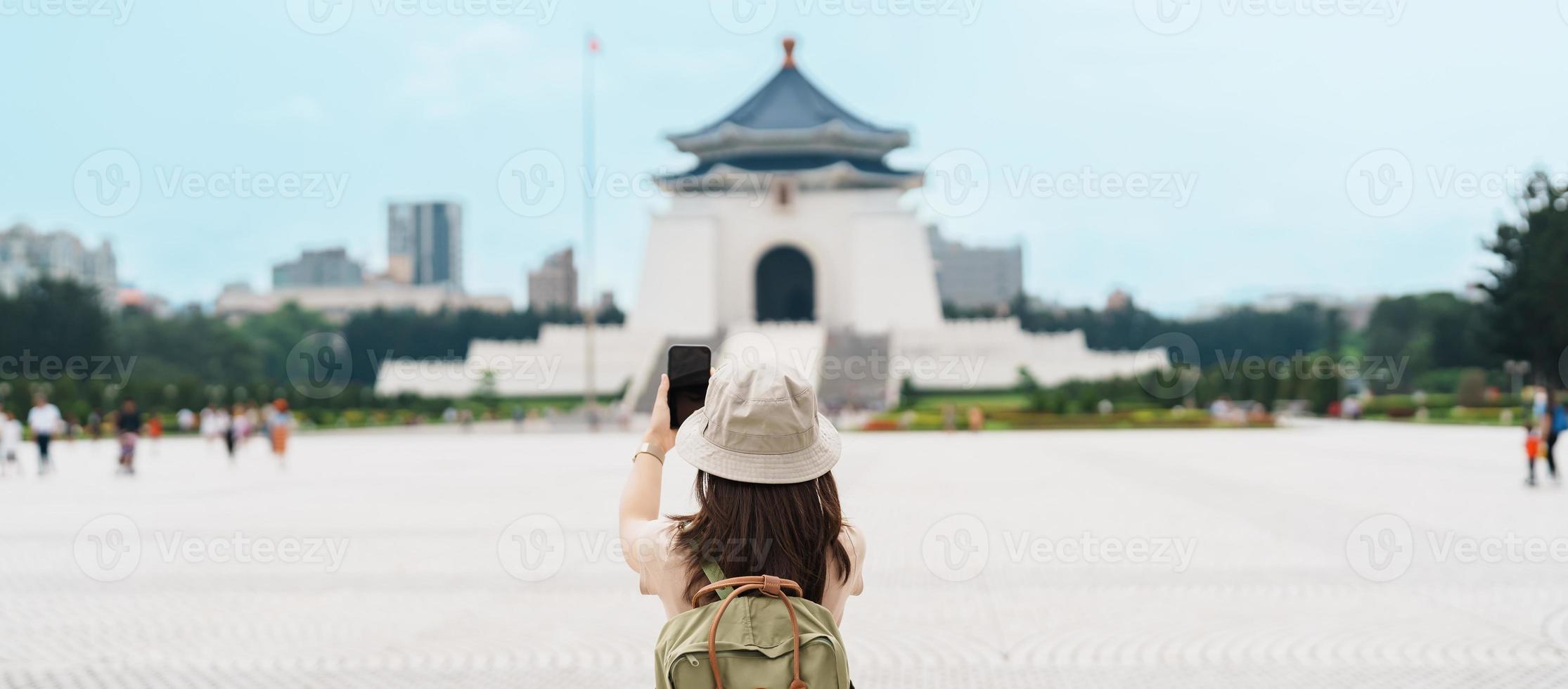 mulher viajante visitando dentro Taiwan, turista levando foto e passeios turísticos dentro nacional Chiang kai shek memorial ou corredor liberdade quadrado, Taipei cidade. ponto de referência e popular atrações. Ásia viagem conceito