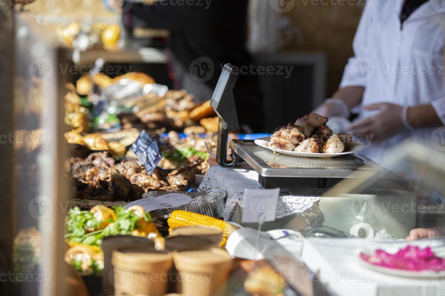 grande quantidade do rua Comida em a contador. foto