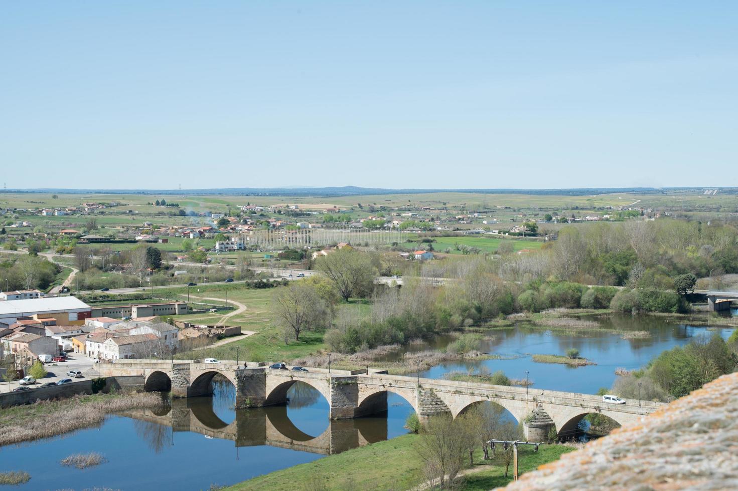 lindo aéreo Visão do antigo ponte sobre agueda rio foto