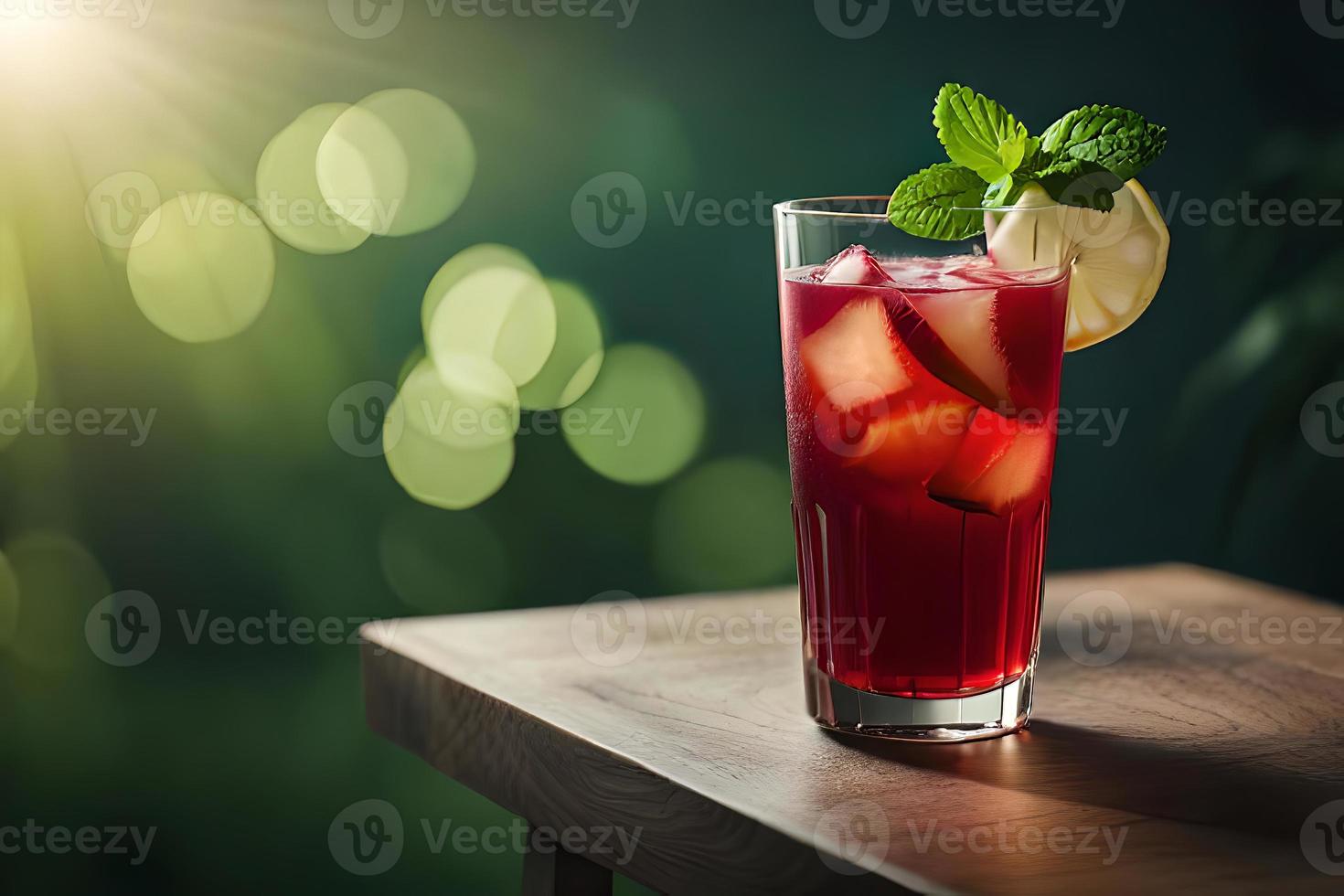 refrescante frutado verão beber em mesa com limão e hortelã foto