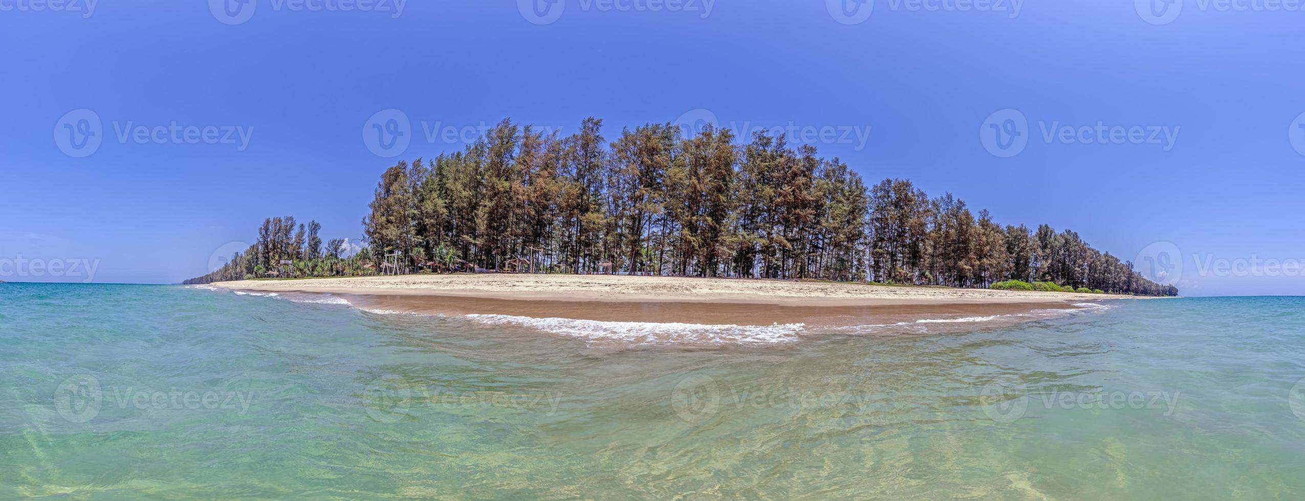 panorâmico Visão sobre a boca do bo dan rio às tailandês natai de praia foto