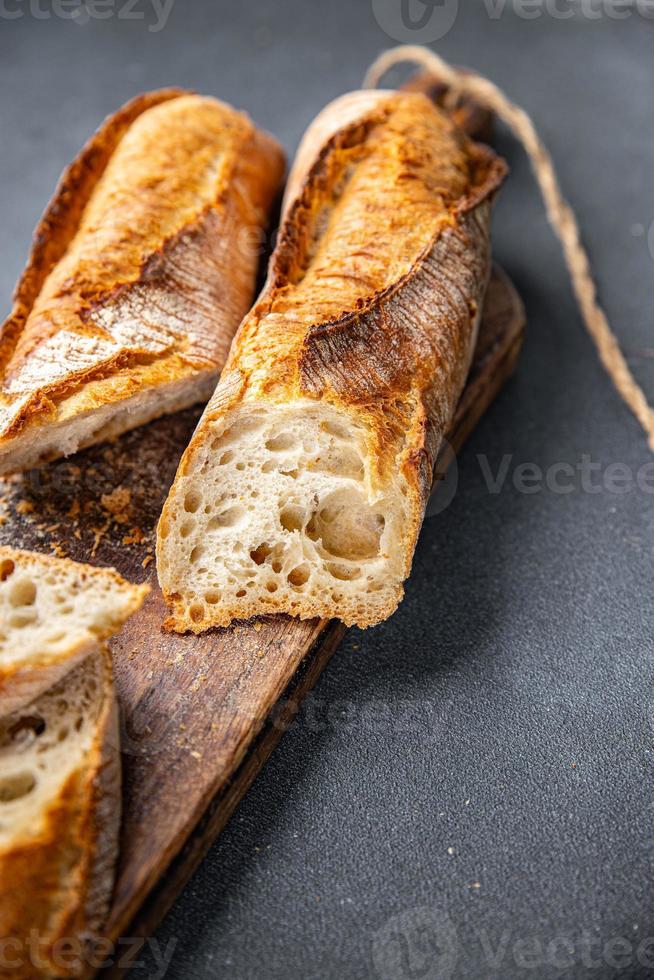 baguete grandes branco pão todo trigo farinha, trigo pão, fermento refeição Comida lanche em a mesa cópia de espaço Comida fundo rústico topo Visão foto