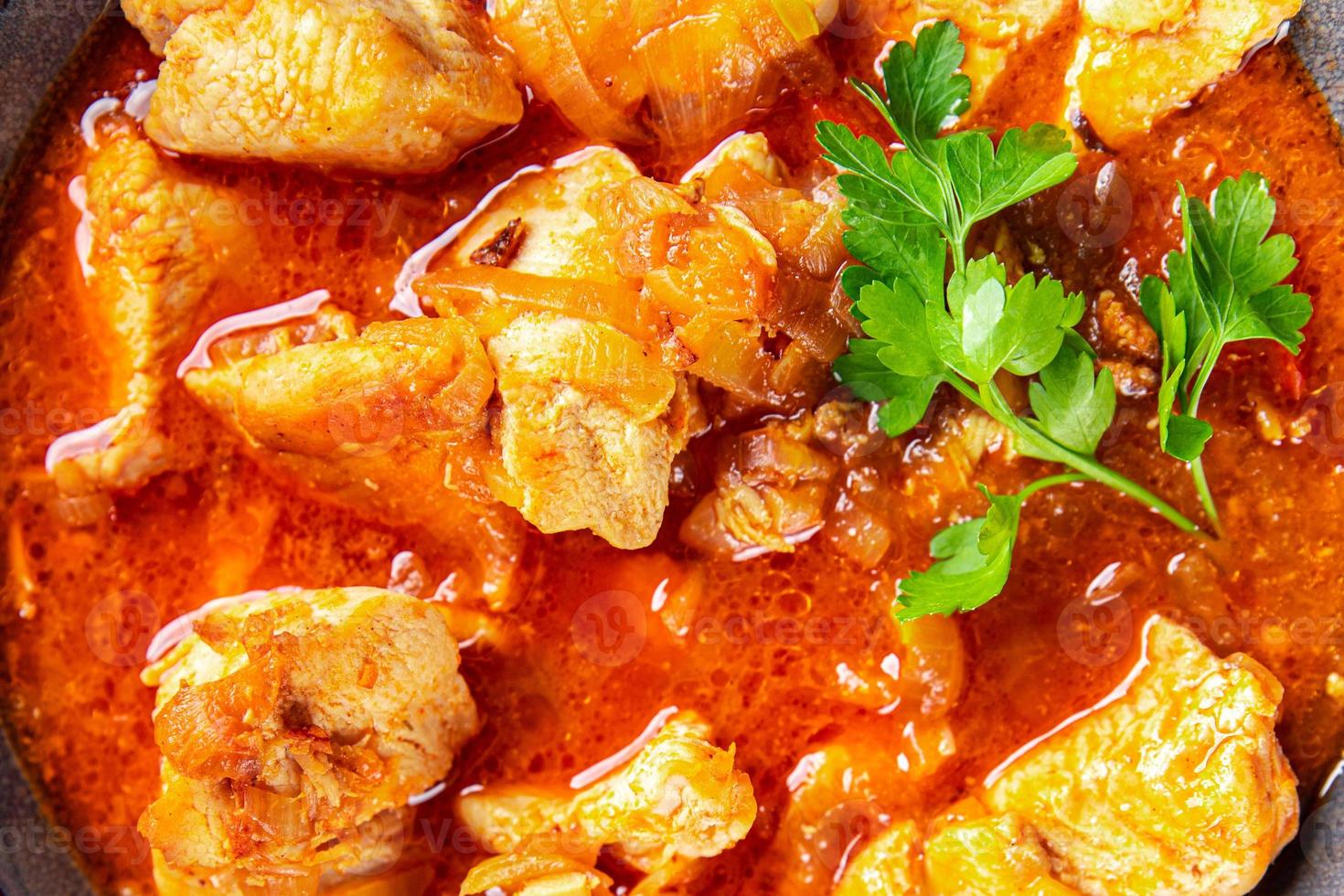 frango carne tomate molho, vegetal refeição Comida lanche em a mesa cópia de espaço Comida fundo rústico topo Visão foto