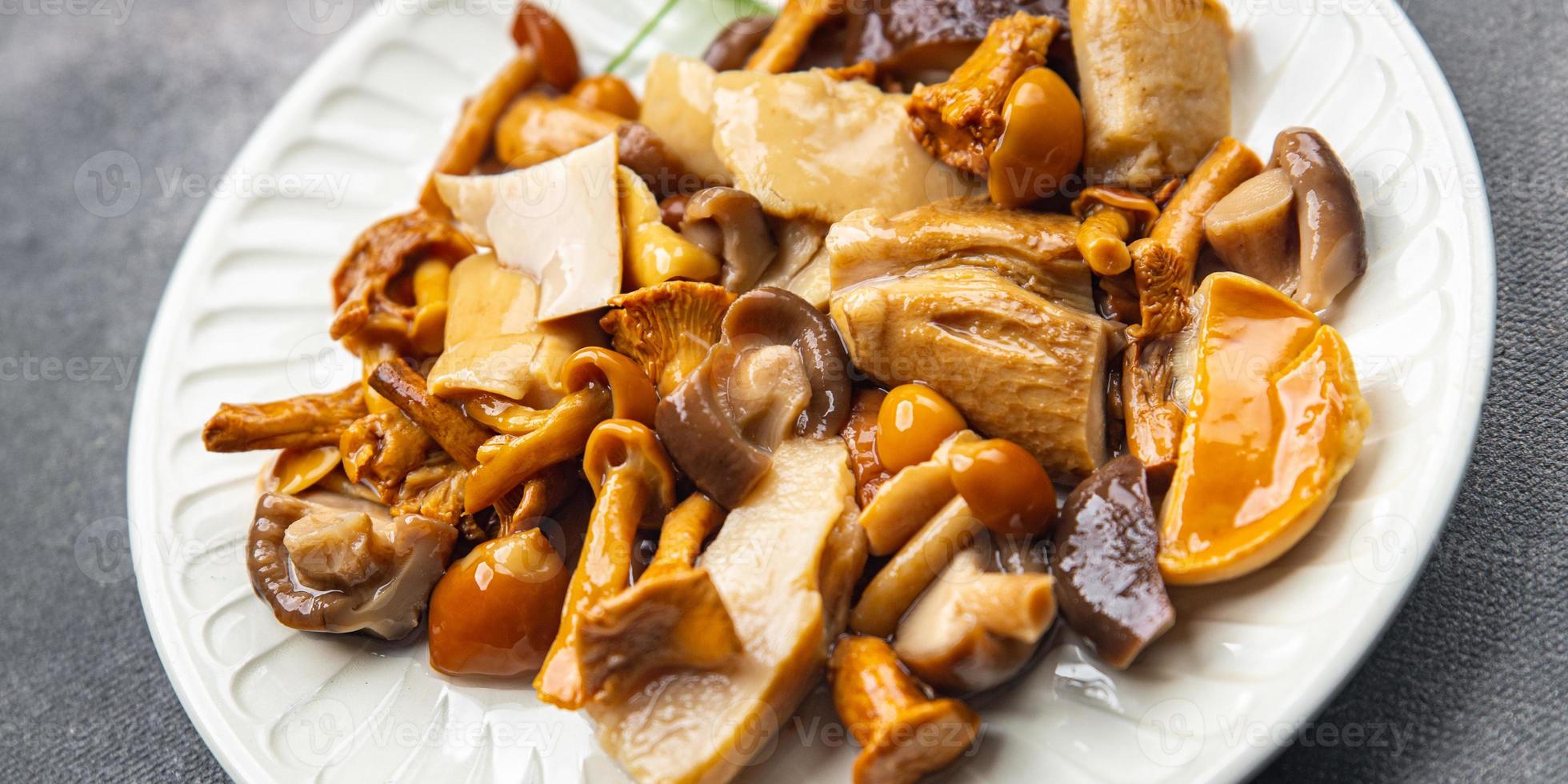 cogumelo salada misturar branco cogumelo, boleto, chanterelle Aperitivo refeição Comida lanche em a mesa cópia de espaço Comida fundo rústico topo Visão foto