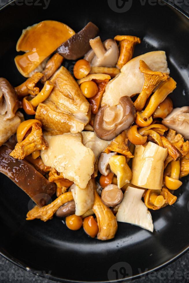 cogumelo salada misturar branco cogumelo, boleto, chanterelle Aperitivo refeição Comida lanche em a mesa cópia de espaço Comida fundo rústico topo Visão foto