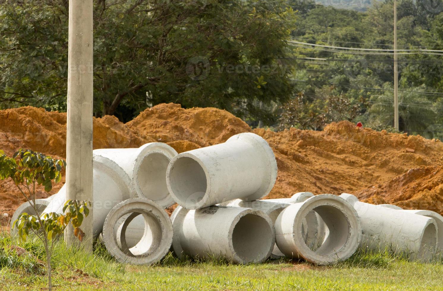 concreto esgoto tubos esperando para estar liderar dentro uma noroeste Vizinhança dentro brasilia, Brasil foto