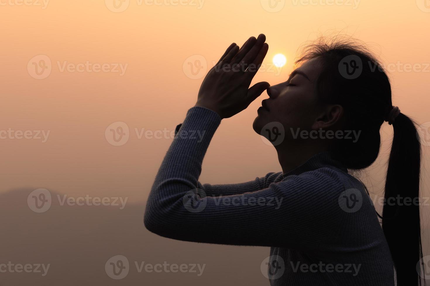 silhueta do mulher levantando dele mãos dentro adorar, mulher Rezar para Deus, cristão religião conceito fundo. foto