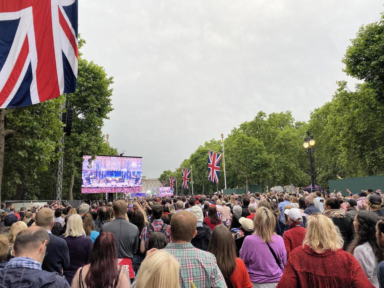 Londres dentro a Reino Unido dentro Junho 2022. pessoas a comemorar a rainhas platina jubileu foto