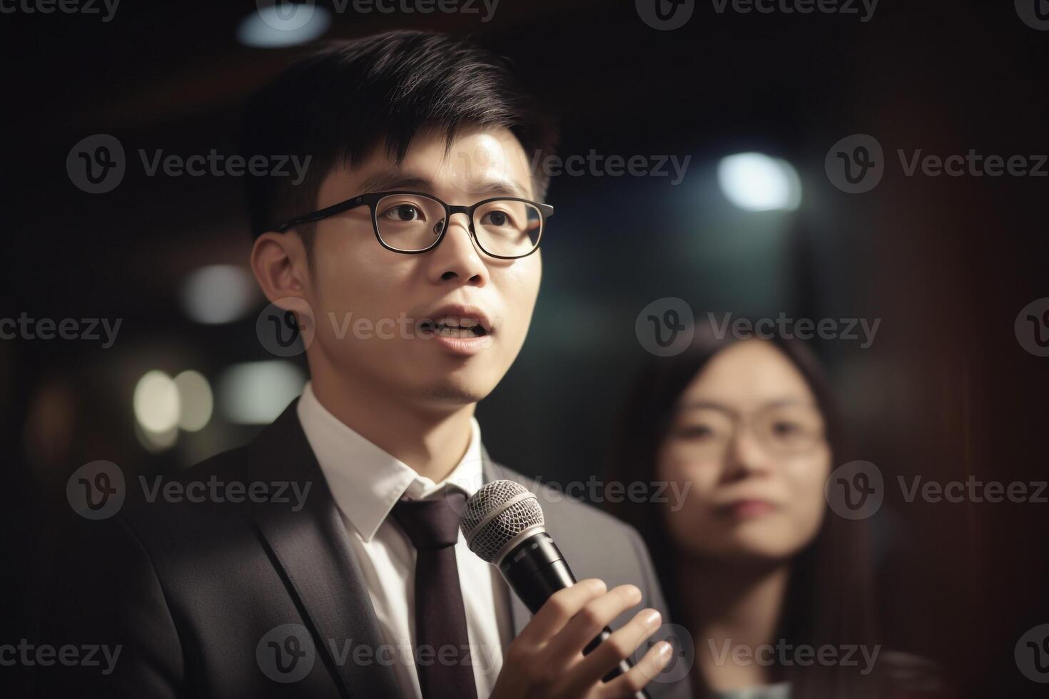 uma homem segurando microfone público Falando dentro frente do a público. foto realismo criada com ai Ferramentas