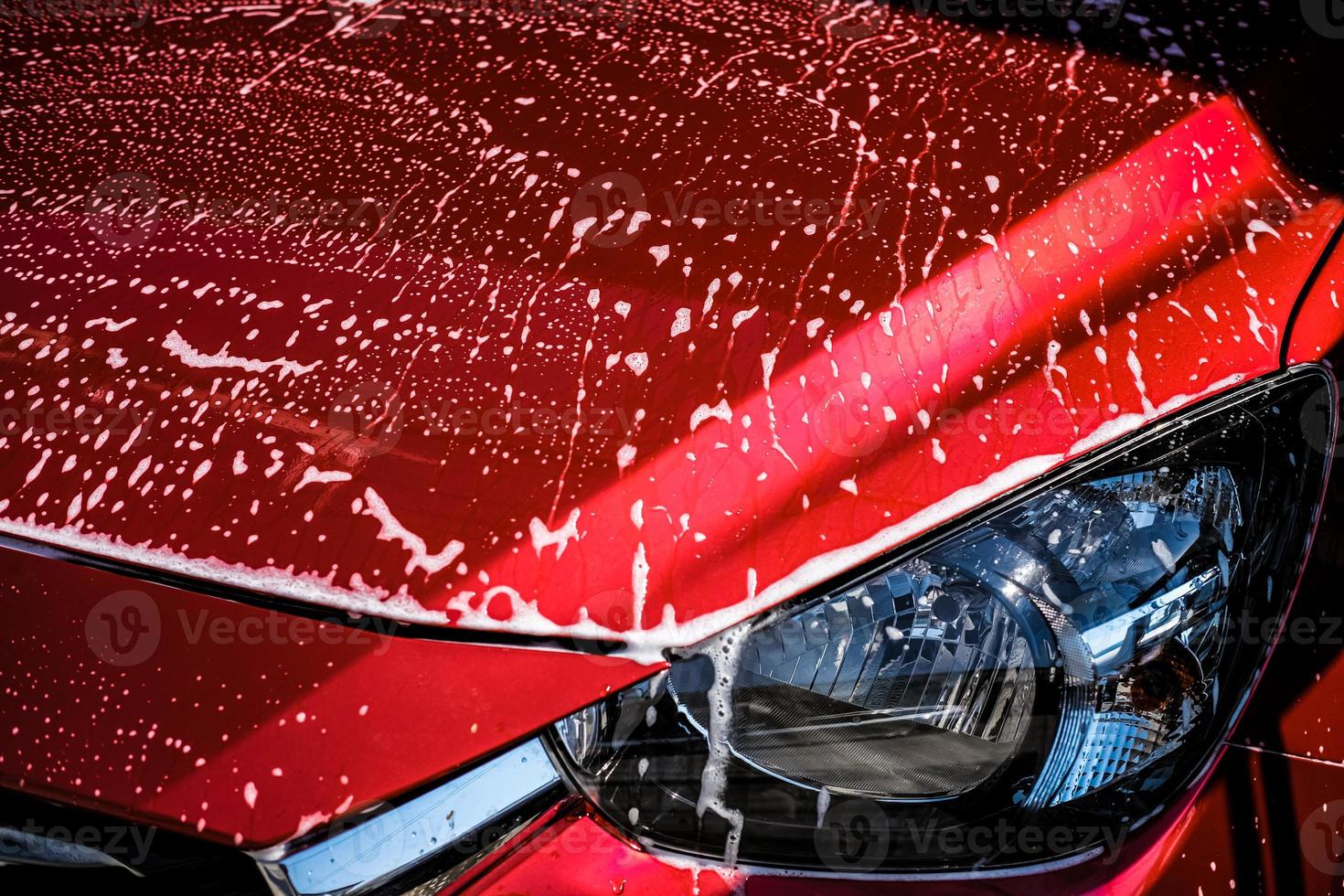 carro lavar lanterna de cabeça e limpeza equipamento carro lavar com vermelho carro para limpeza qualidade cliente sala de exposições do serviço transporte automóvel transporte automotivo carro fábrica foto