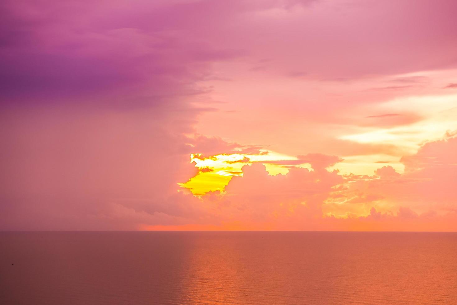 lindo mar tropical e oceano ao nascer do sol foto