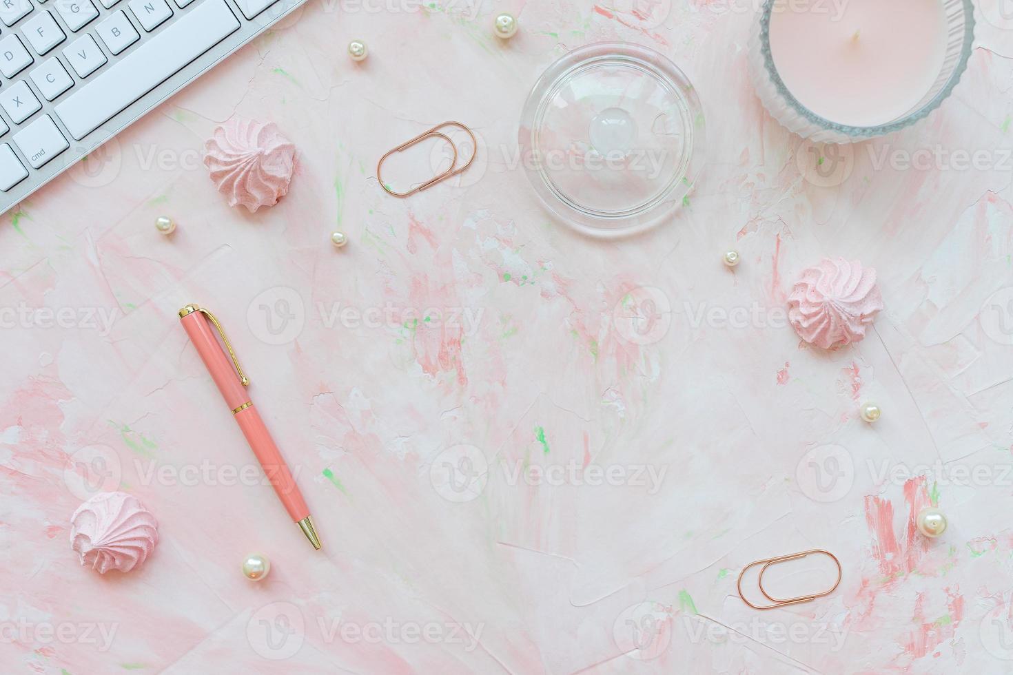 teclado e caneta em Rosa escrivaninha área de trabalho foto