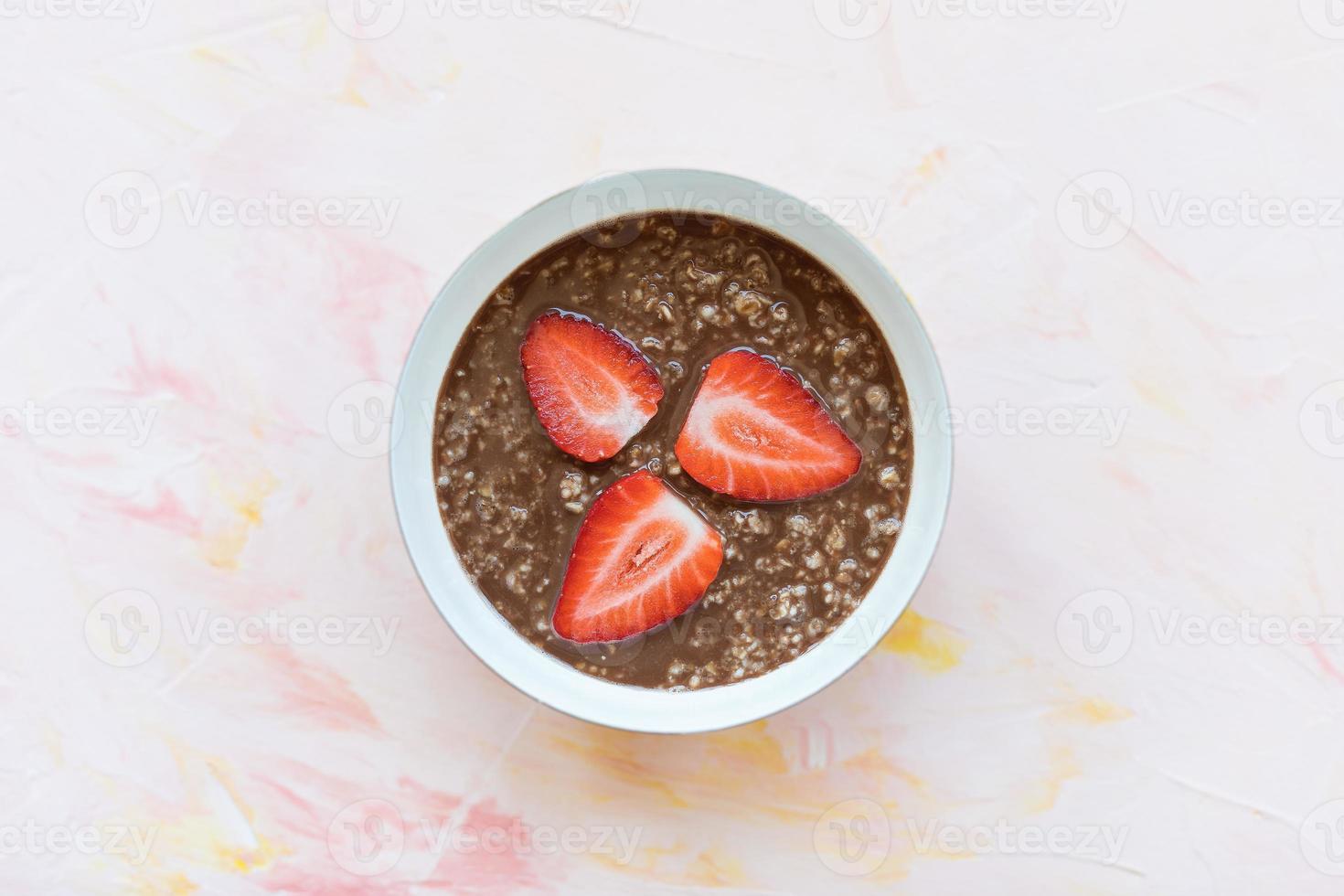 chocolate aveia mingau e morango dentro tigela foto