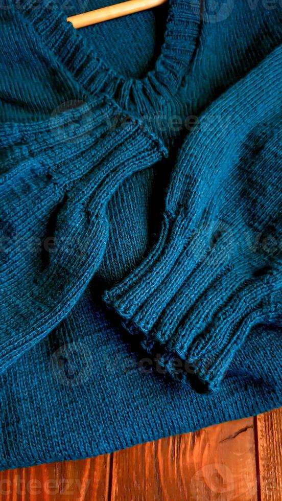 tricotado feito à mão produtos. tricotado tecido do colori tópicos dentro a cor do gasolina. Castanho fundo. foto
