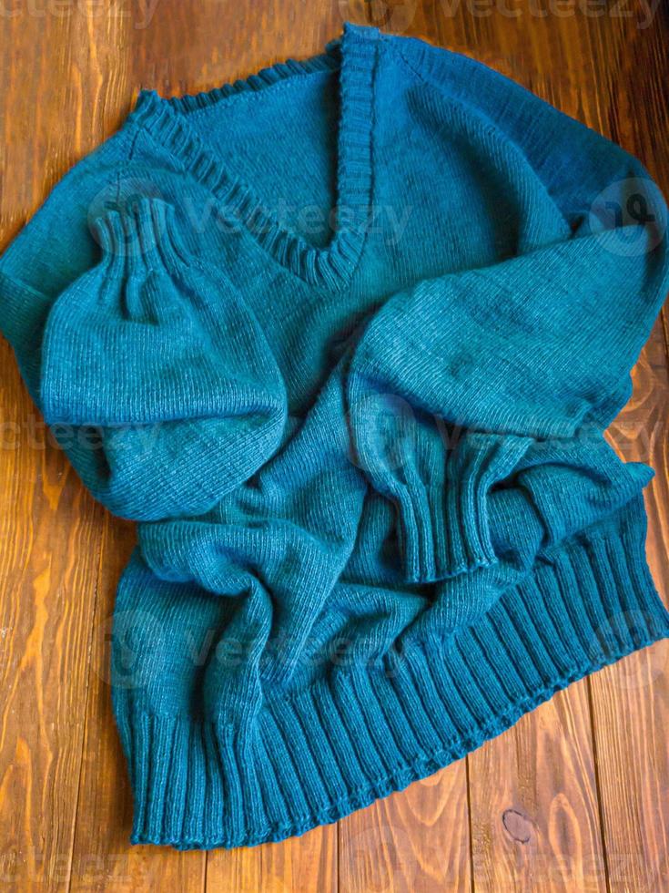 tricotado feito à mão produtos. tricotado tecido do colori tópicos dentro a cor do gasolina. Castanho fundo. foto