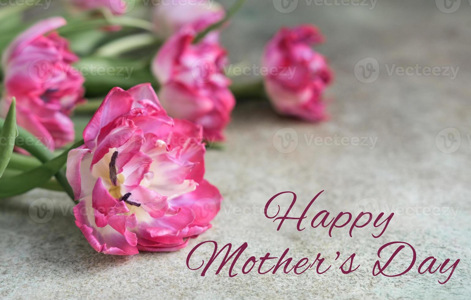 cumprimento cartão com uma ramalhete do tulipas e a inscrição feliz mãe dia foto