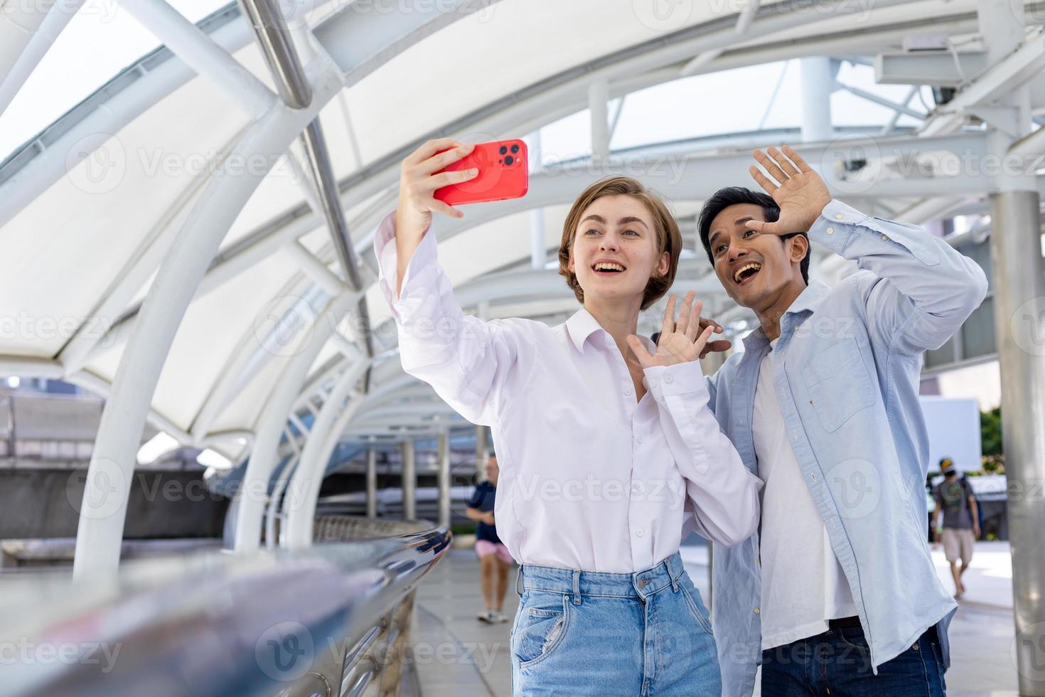diversidade casal é levando selfie usando Móvel telefone enquanto socializar e desfrutando feliz estilo de vida do vivo dentro urbano metropolitano centro da cidade para moderno universal Projeto cidade foto