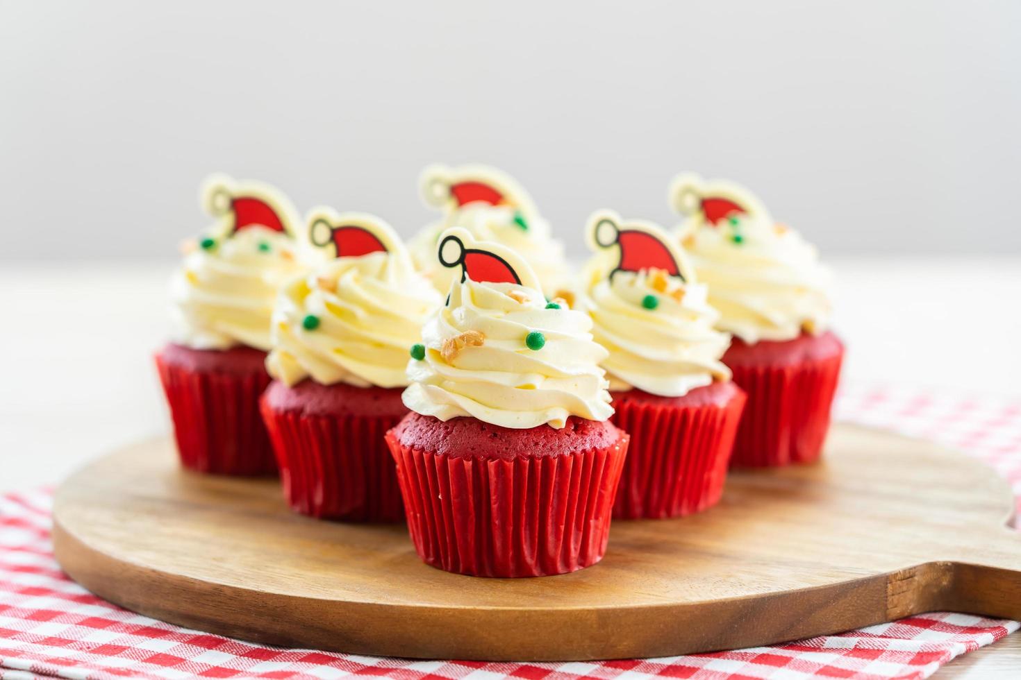 cupcakes na tábua de madeira foto