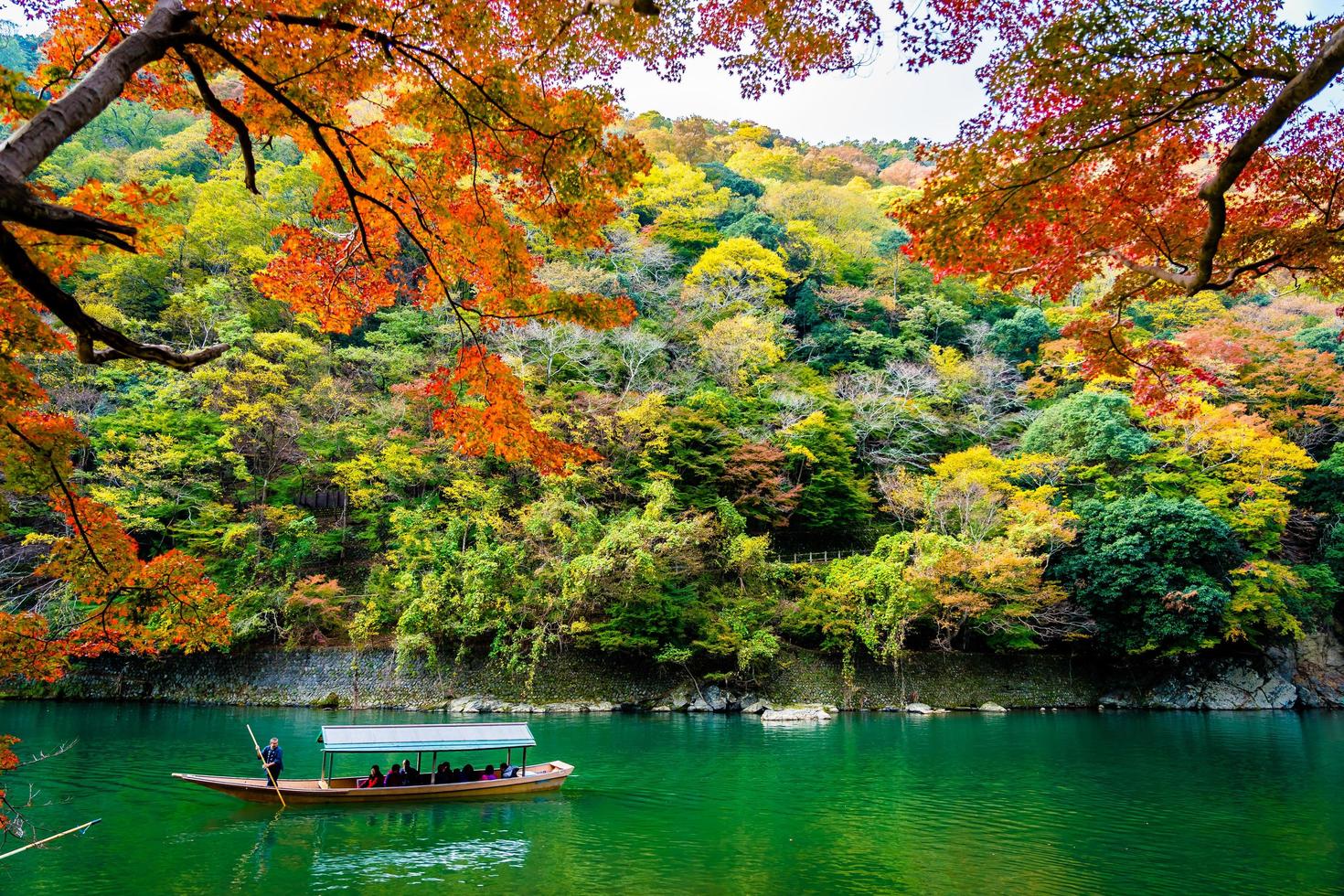 lindo rio arashiyama com folha de bordo, kyoto, japão foto