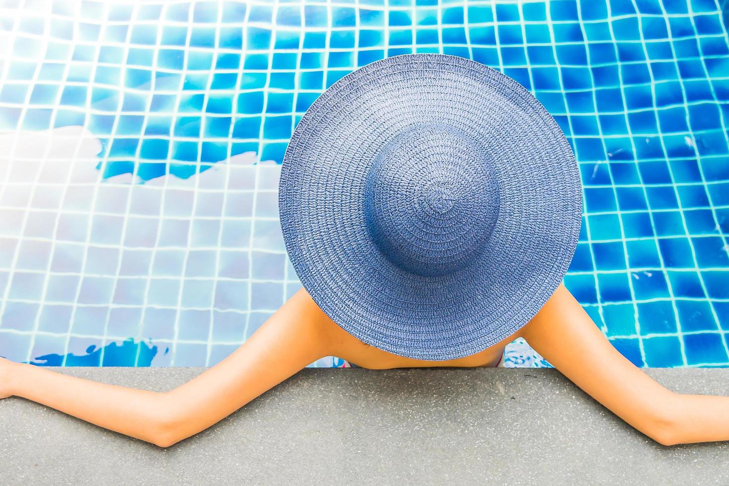 mulheres usando chapéu na piscina do hotel foto