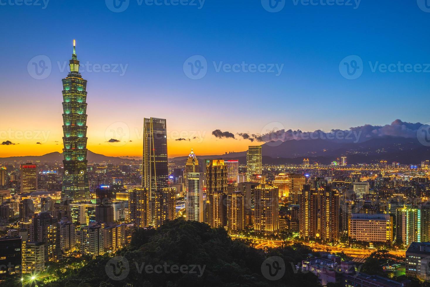 paisagem urbana de taipei à noite foto