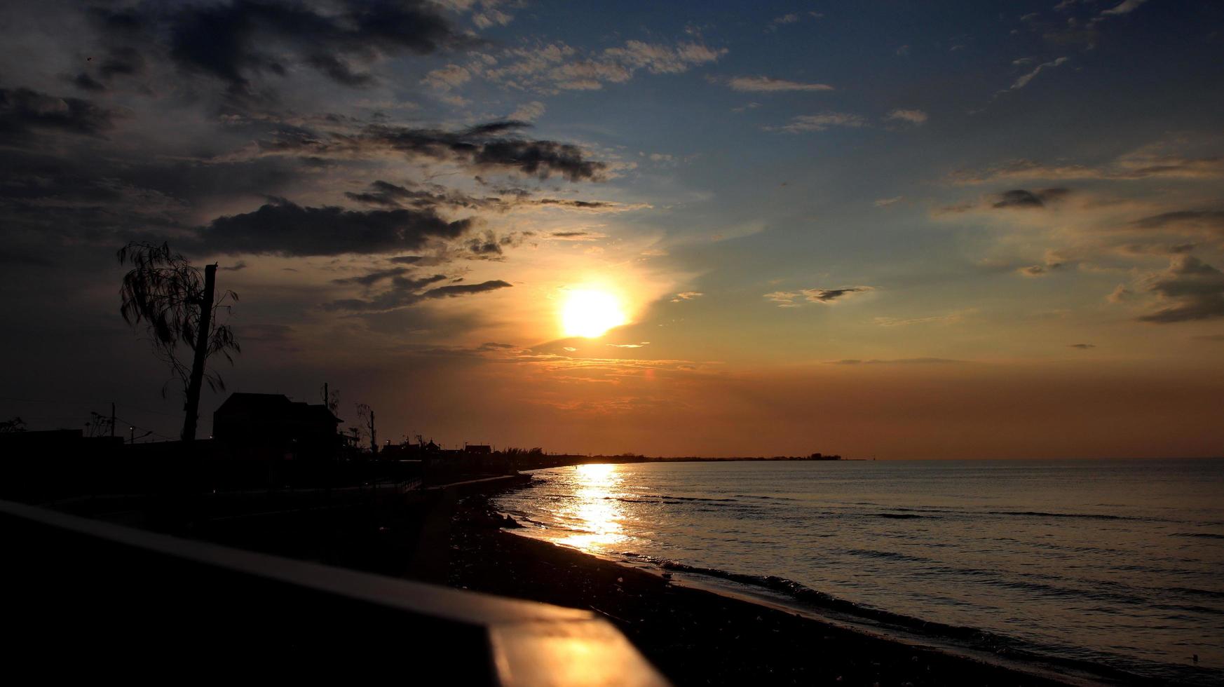 belo pôr do sol na praia foto