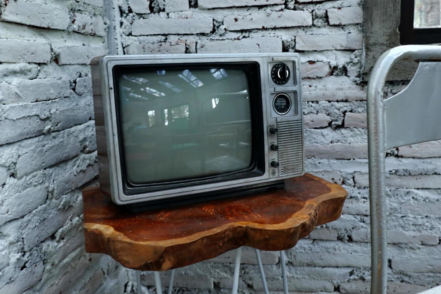 retro velho laranja televisão receptor em mesa foto