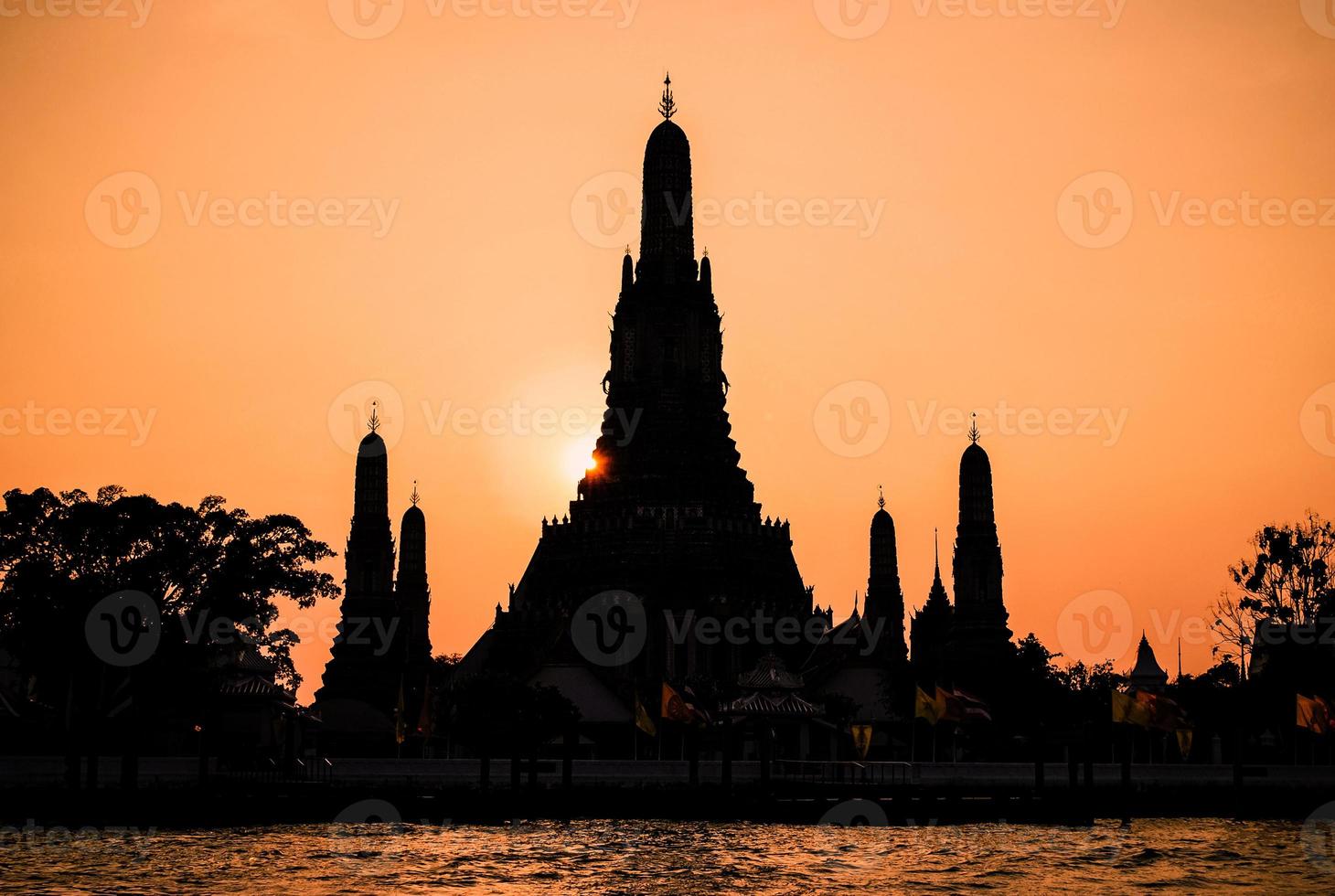 close up silhueta do templo wat arun ao pôr do sol em bangkok, tailândia foto