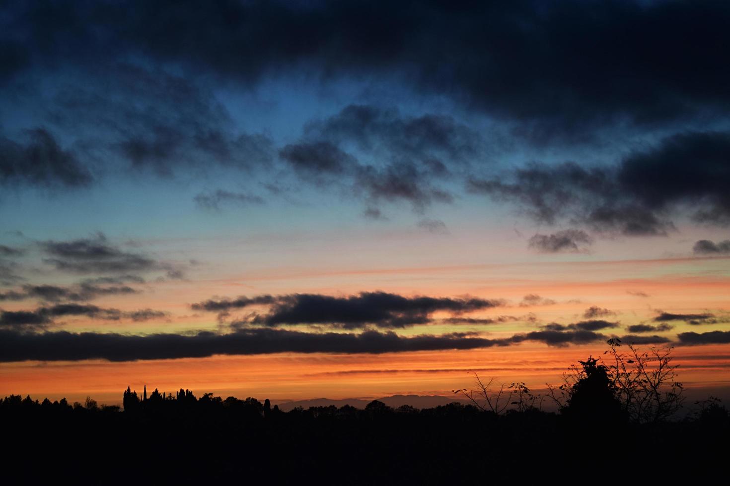 nuvens ao pôr do sol foto