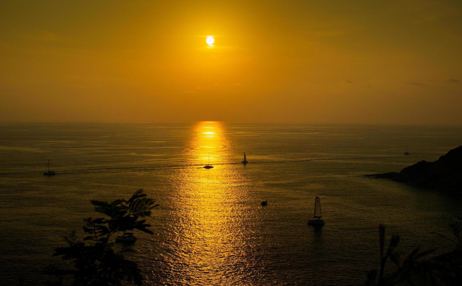 pôr do sol em promthep cape, phuket, tailândia foto