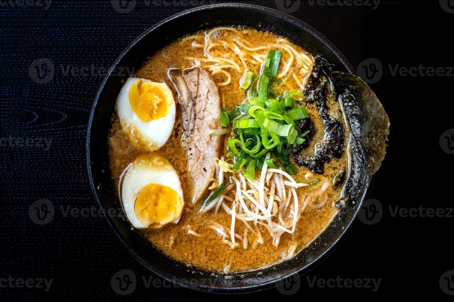 tigela de ramen japonês de dar água na boca para porção única foto