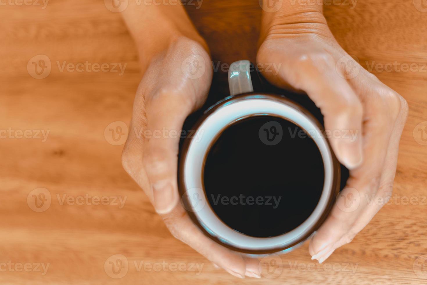 xícara de café preto fresco na mesa de madeira foto