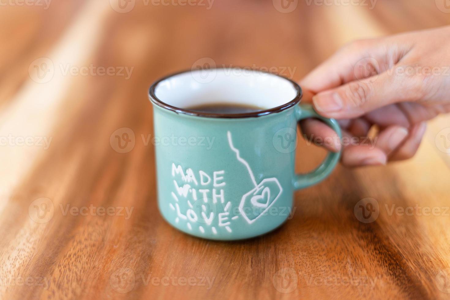 xícara de café preto fresco na mesa de madeira foto