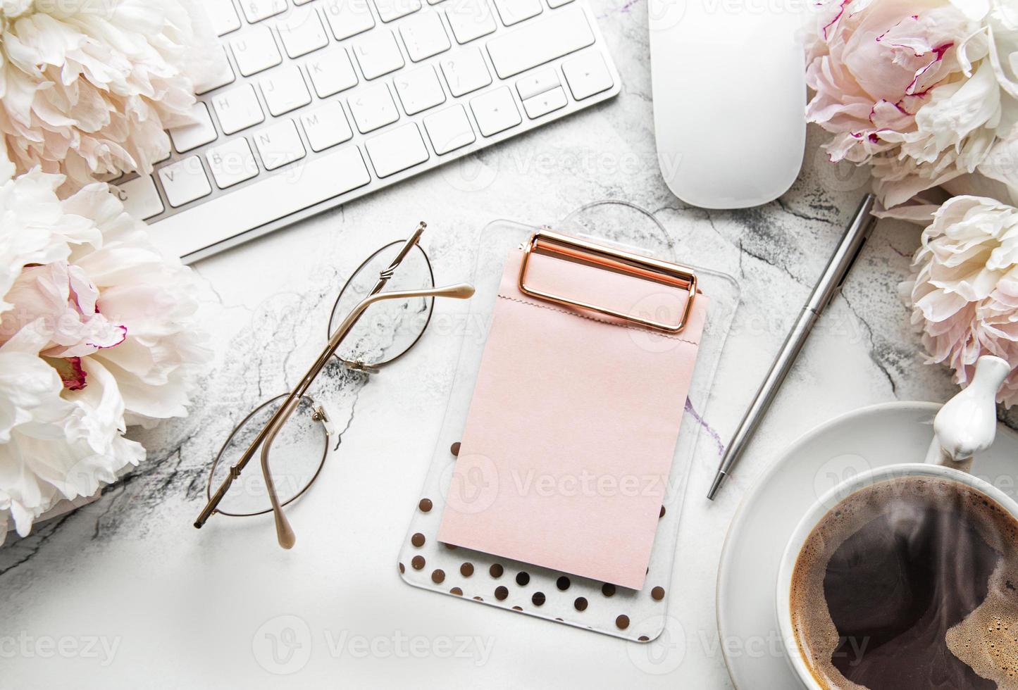 mesa de escritório feminino com flores foto