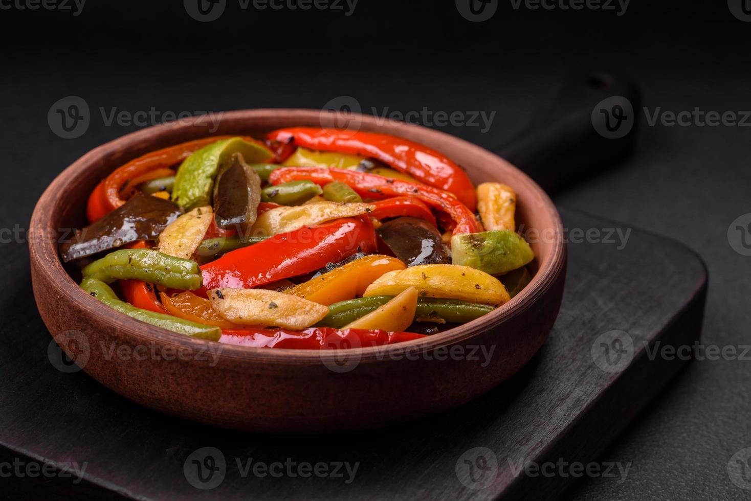 delicioso legumes cozido no vapor pimentas, espargos feijões e batatas foto