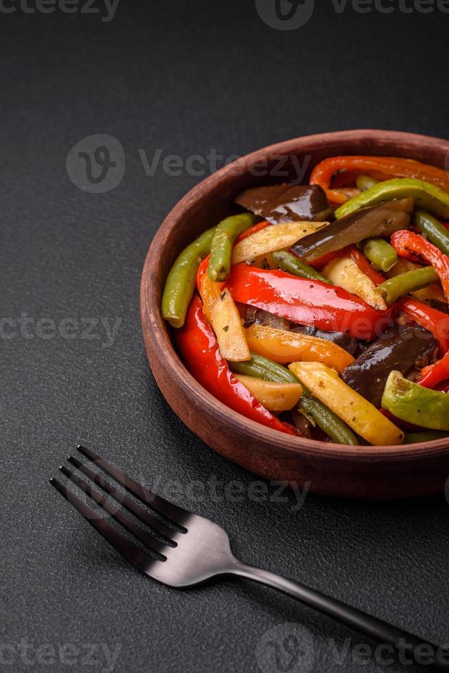 delicioso legumes cozido no vapor pimentas, espargos feijões e batatas foto