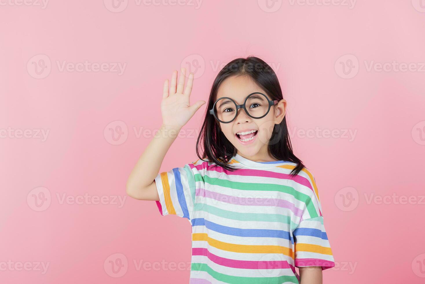 imagem do ásia criança posando em Rosa fundo foto