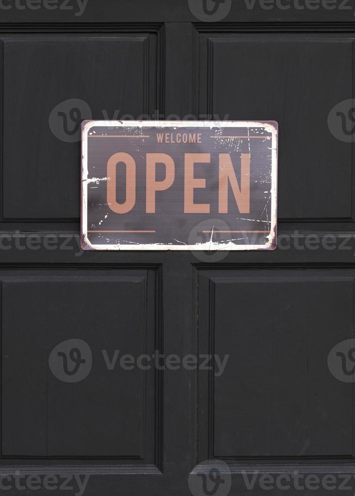 placa com mensagem bem-vinda aberto em Preto de madeira porta foto