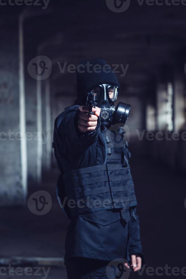 a terrorista apontando arma de fogo foto