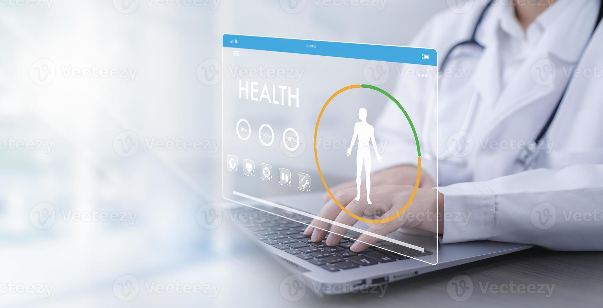 médico médico e médico tecnologia e futurista conceito, médico usando computador portátil e saúde médico rede conexão ícone em virtual tela interface, moderno médico tecnologia e inovação. foto