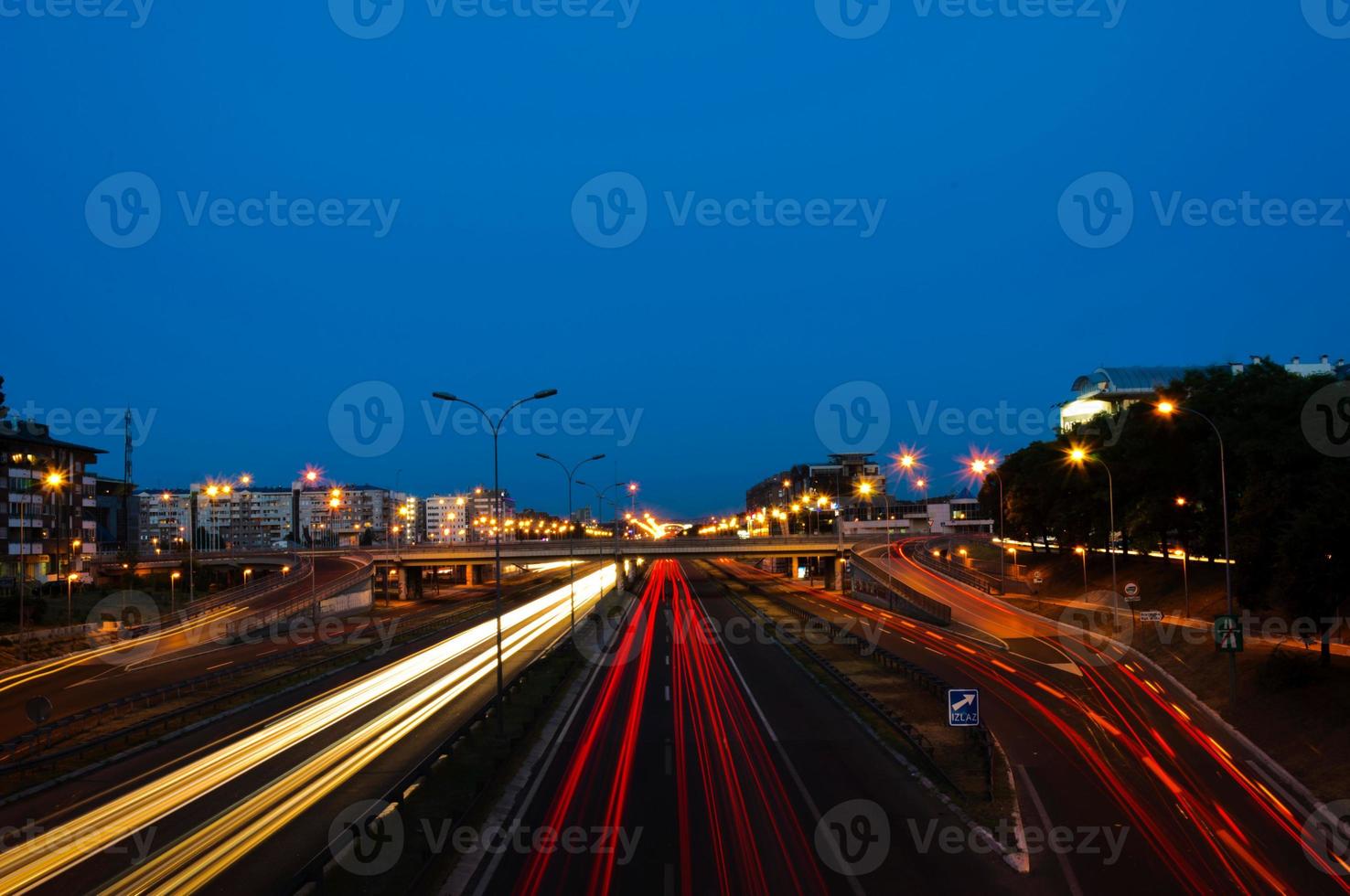 Belgrado tráfego às noite foto