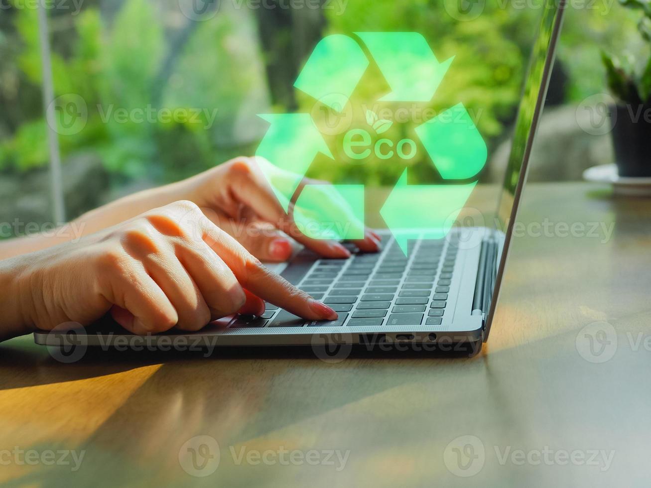 de Meio Ambiente tecnologia conceito reciclando sdgs jovem mulher trabalhando em computador portátil natureza fundo sustentável desenvolvimento foto