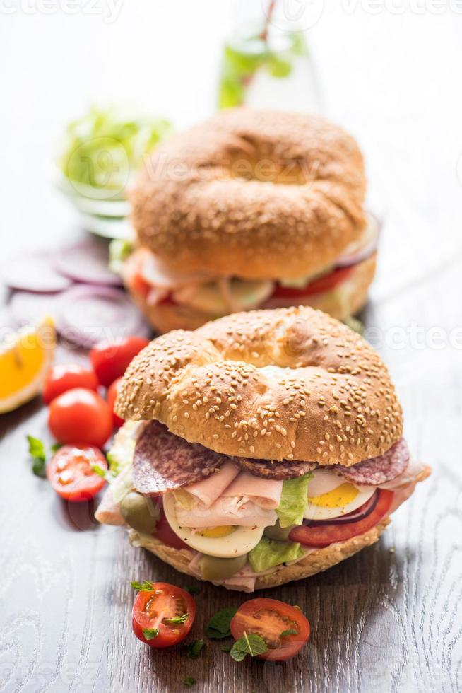 saboroso bagel sanduíches foto