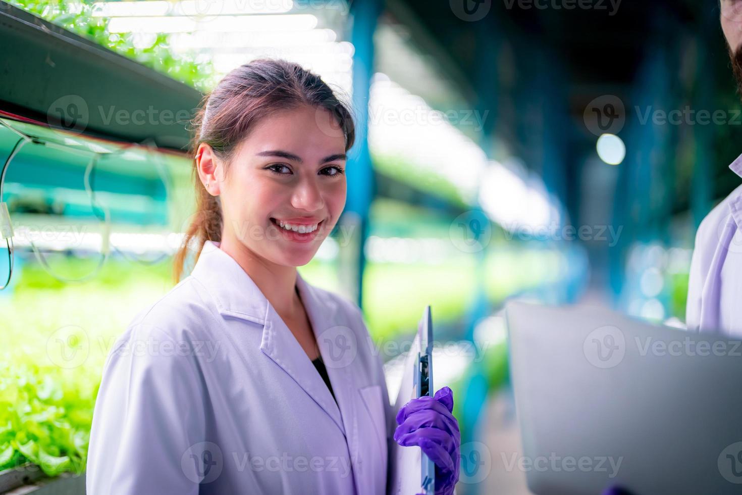 hidroponia vegetal Fazenda. ásia mulheres analisar e estude pesquisa em orgânico vegetal parcelas, hidro foto